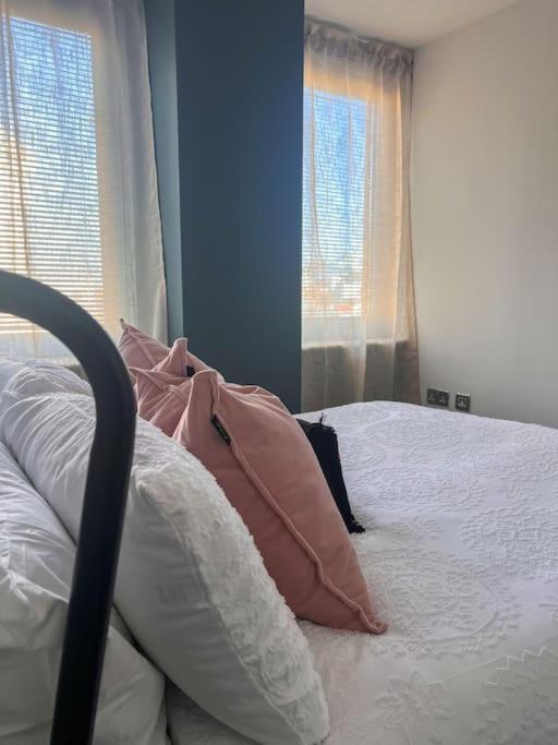 Central - 5 Min Walk From Beach And Pier And Within Walking Distance Of The Train Station - Sleeps Up To 6 Guests! * Hove