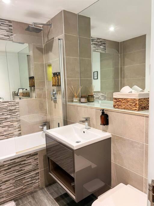 Central - 5 Min Walk From Beach And Pier And Within Walking Distance Of The Train Station - Sleeps Up To 6 Guests! Apartment